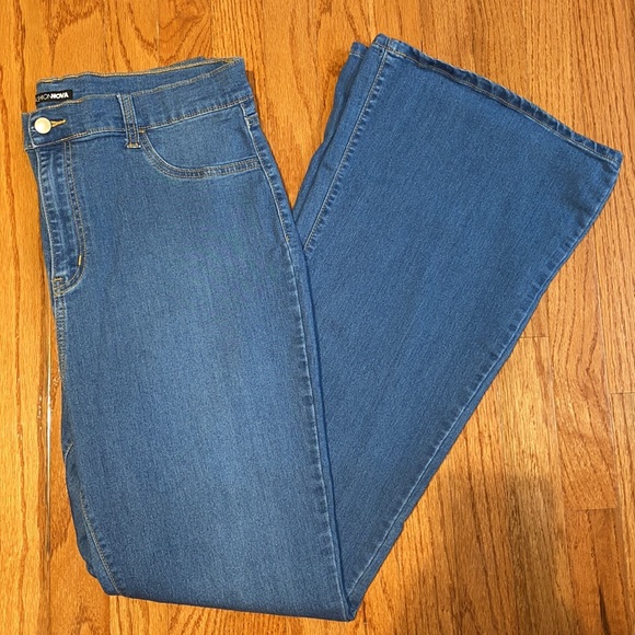 Fashion Nova Flare Jeans - Picture 5 of 5
